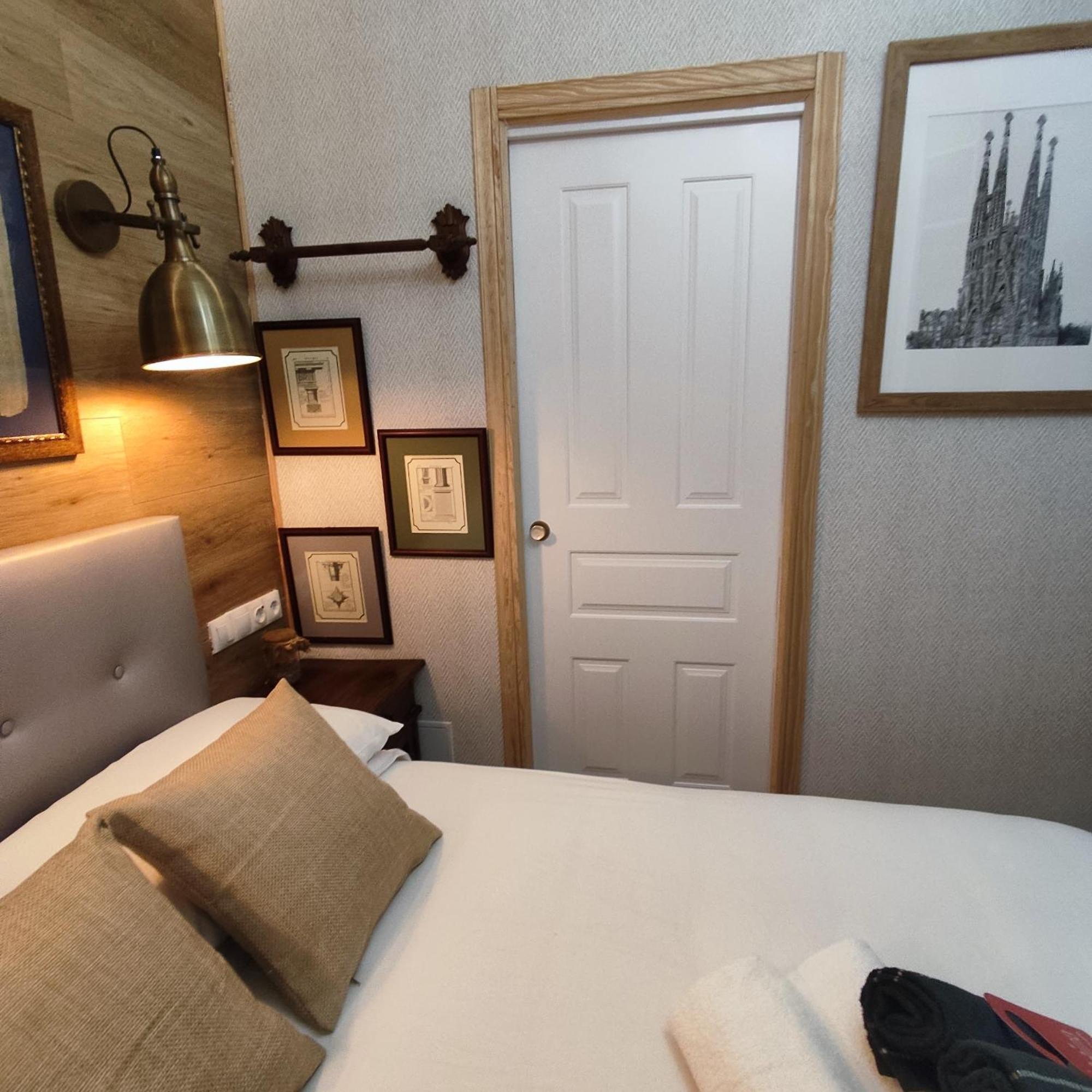 Studio Or Rooms With Private Bathroom Or Rooms With Shared Bathroom Barcelona Exteriör bild