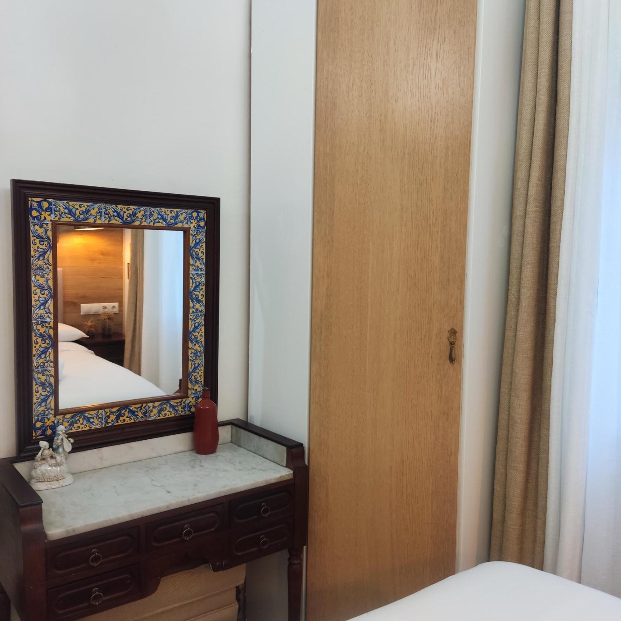 Studio Or Rooms With Private Bathroom Or Rooms With Shared Bathroom Barcelona Exteriör bild