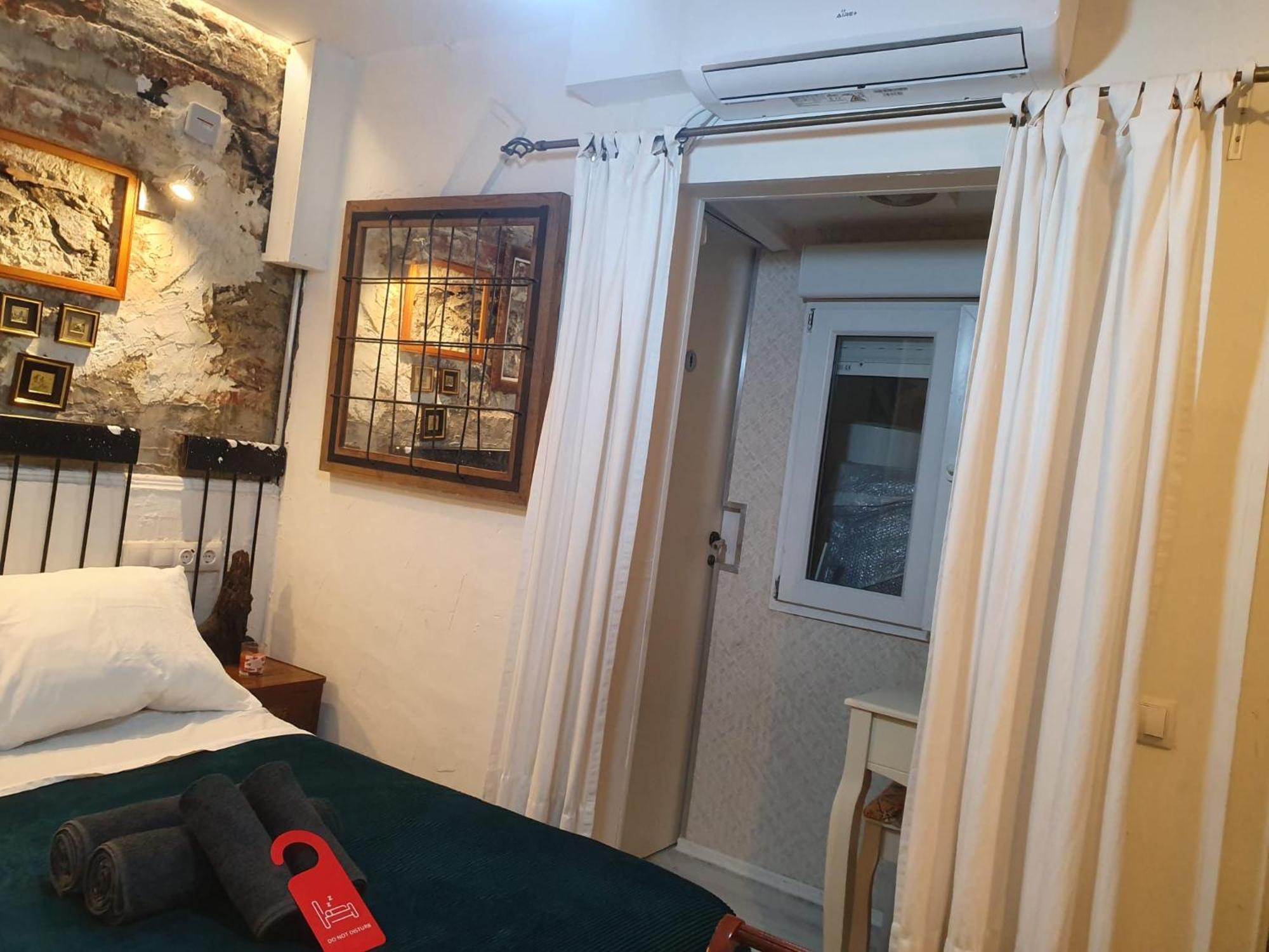 Studio Or Rooms With Private Bathroom Or Rooms With Shared Bathroom Barcelona Exteriör bild