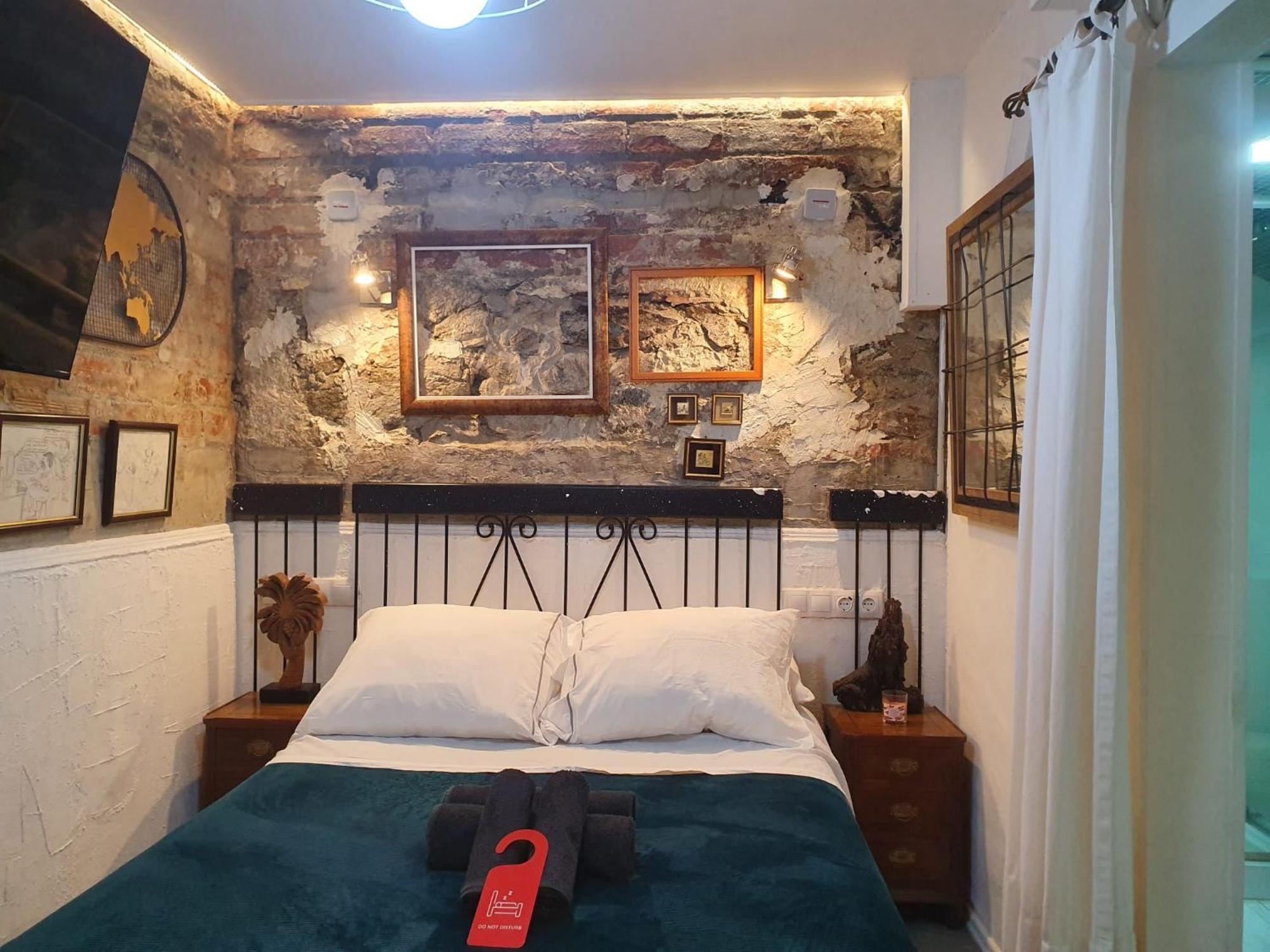 Studio Or Rooms With Private Bathroom Or Rooms With Shared Bathroom Barcelona Exteriör bild