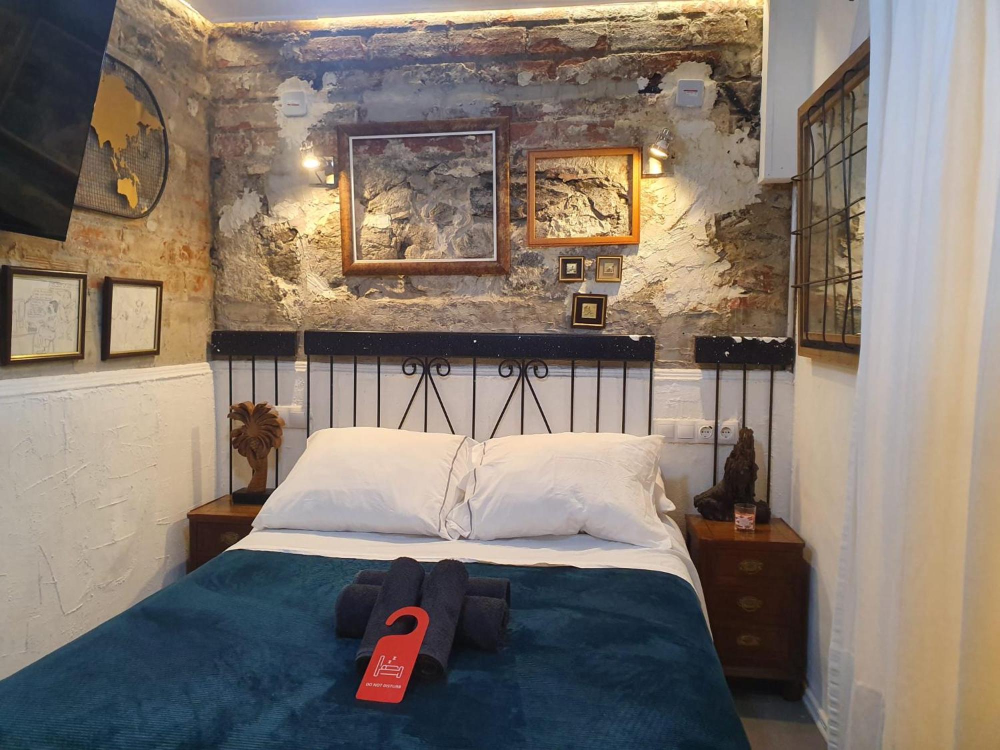Studio Or Rooms With Private Bathroom Or Rooms With Shared Bathroom Barcelona Exteriör bild