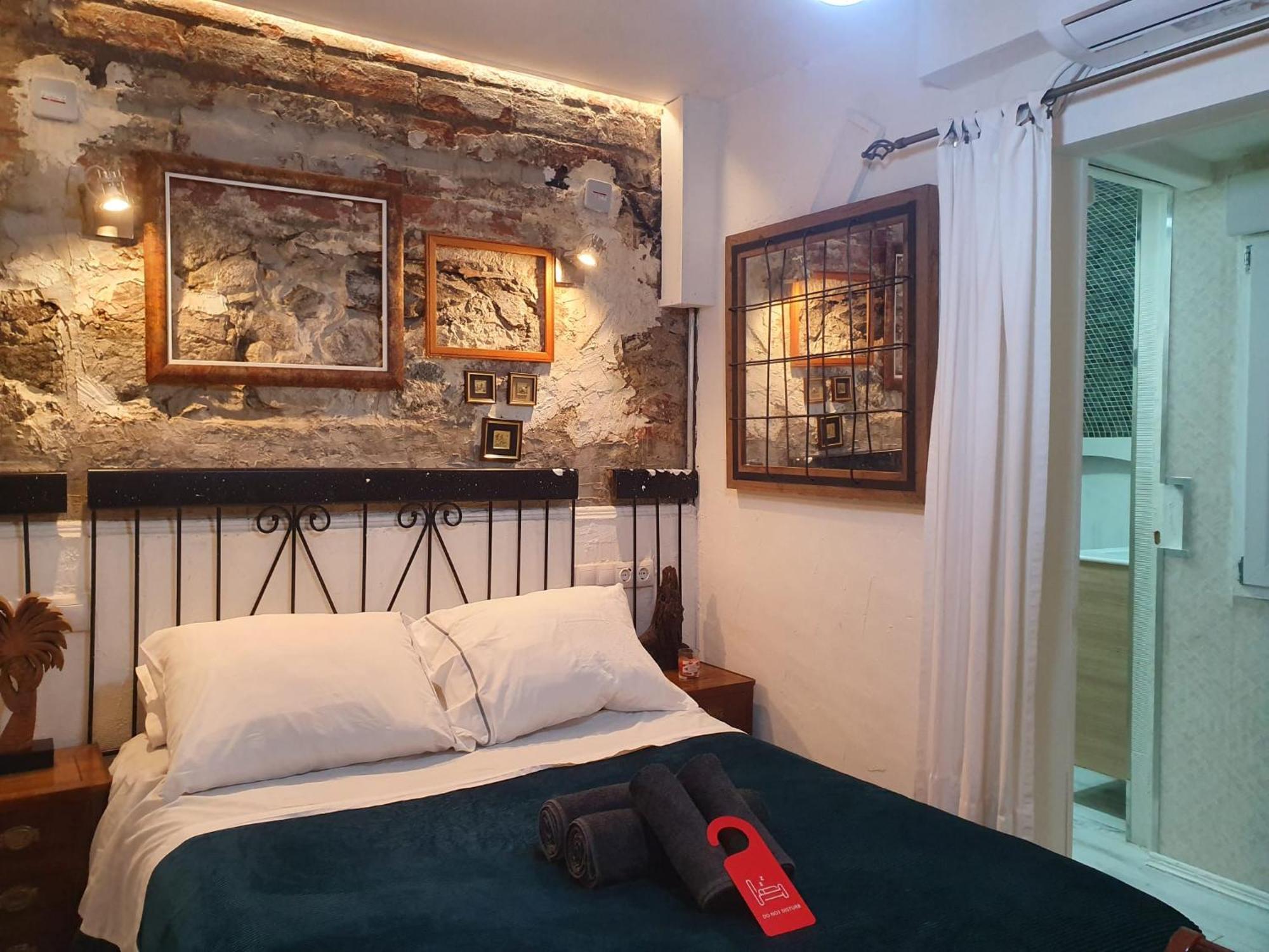 Studio Or Rooms With Private Bathroom Or Rooms With Shared Bathroom Barcelona Exteriör bild